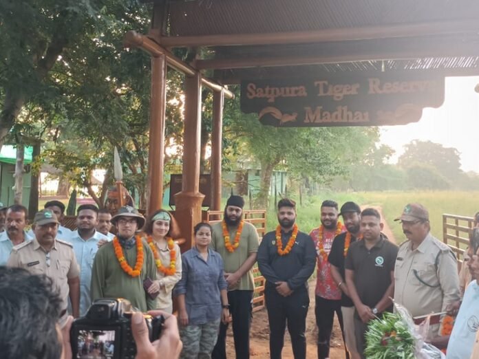 सतपुड़ा टाइगर रिजर्व में टाइगर का दीदार करने पहुंचे सैलानी:  पहले दिन तिलक, माला पहनाकर टूरिस्ट का स्वागत, फिर जंगल-सफारी को निकले - narmadapuram (hoshangabad) News