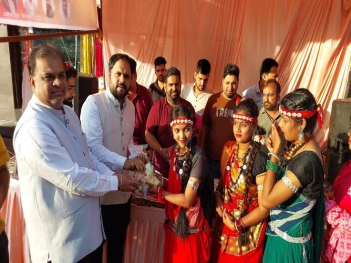 सिंधी काउंसिल का अभियान 'एक दीया श्रीराम के नाम':  पंडरी कपड़ा मार्केट से शुरुआत, दीयों के साथ दे रहे रंगोली के पैकेट - Raipur News