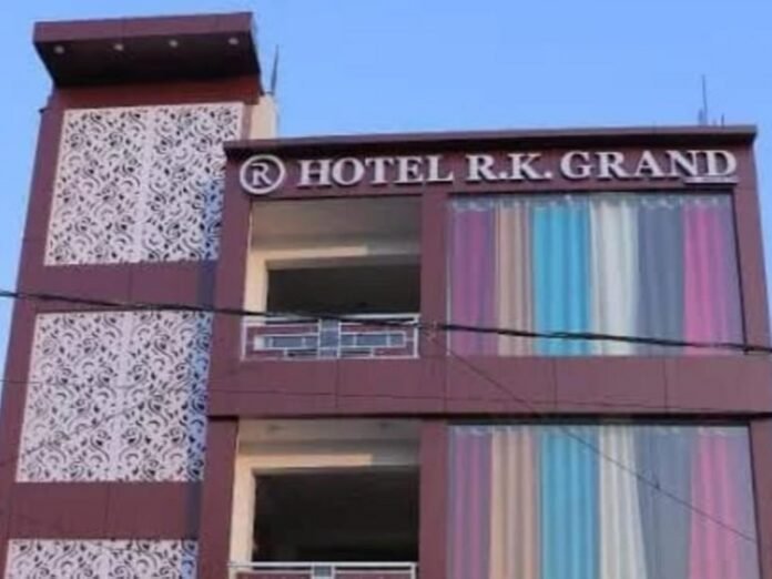 स्कूल जाने के लिए निकली छात्रा हुई लापता:  सीसीटीवी की मदद से पुलिस ने होटल से किया बरामद, होटल मैनेजर पर केस दर्ज - Lucknow News