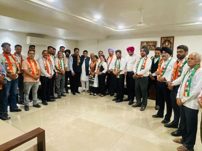 होशियारपुर के दर्जनों वकील कांग्रेस में शामिल:  पूर्व कैबिनेट मंत्री सुंदर श्याम अरोड़ा ने जॉइन कराई पार्टी, बोले- उम्मीदवार को मिलेगा बल - Hoshiarpur News