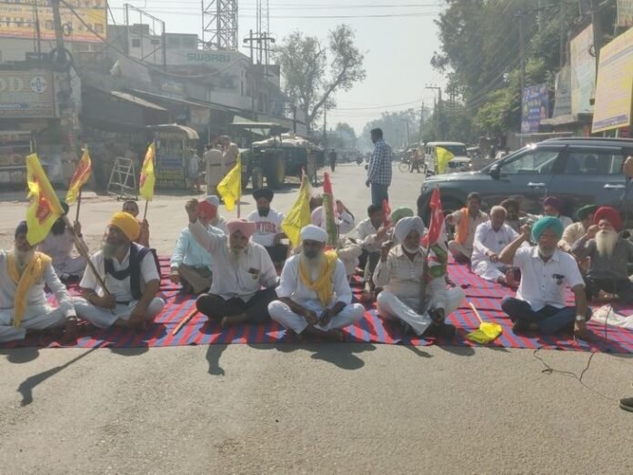 होशियारपुर में किसानों का प्रदर्शन:  धान की खरीद और लिफ्टिंग की मांग, बाईपास पर लगाया जाम - Hoshiarpur News
