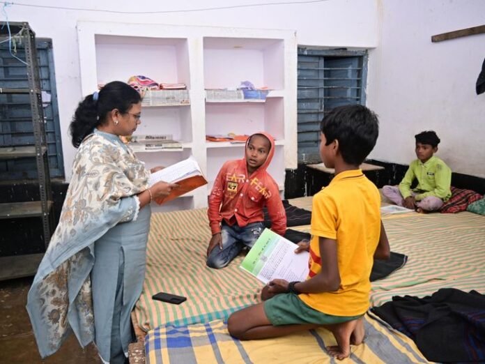GPM कलेक्टर ने किया छात्रावासों का निरीक्षण:  व्यवस्थाओं का लिया जायजा; भोजन और पढ़ाई-लिखाई को लेकर बच्चों से की बात - Gaurela News