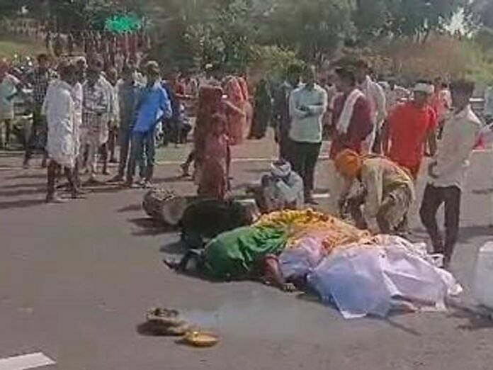 हादसे में युवक की मौत से गुस्साए ग्रामीण:  मुंबई-दिल्ली 8 लेन एक्सप्रेस वे पर शव रखकर चक्काजाम किया - Ratlam News