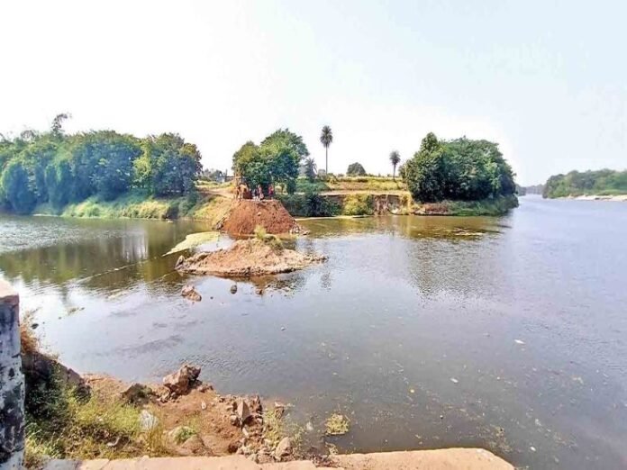 असमंजस:  नर्मदा का पानी शिप्रा के त्रिवेणी घाट पर भरने लगा धर्मशास्त्री बोले- 30 को शनिश्चरी अमावस्या नहीं - Ujjain News