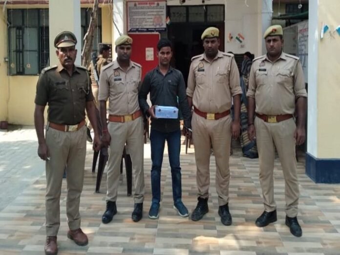 आजमगढ़ में जमीनी-विवाद में गोली चलाने वाला गिरफ्तार:  तीन दिन पूर्व ननिहाल आए युवक को लगी गोली, घटना में प्रयुक्त पिस्टल बरामद - Azamgarh News