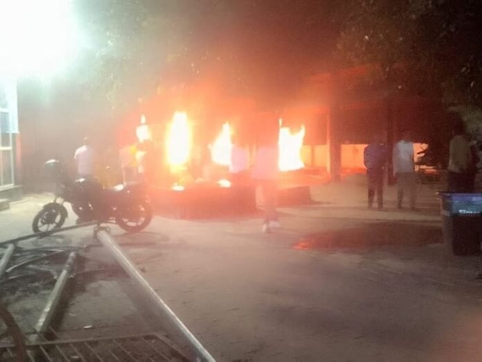 इटावा हत्याकांड...सीयूजी-नंबर पर भेजा था एक पन्ने का सुसाइड नोट:  परिवार के अन्य लोग पुलिस रडार पर, आोरपी ने एकादशी के चलते आत्महत्या के समय में किया था बदलाव - Etawah News