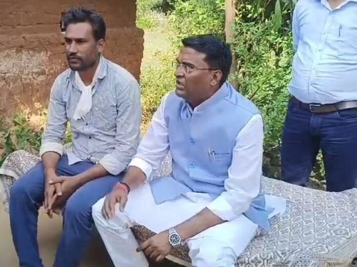 उमरिया में हाथी के हमले का मामला:  वन राज्यमंत्री ने मृतकों के परिजनों को सौंपे 8-8 लाख के चेक, घायल के इलाज का पूरा खर्च उठाने का भरोसा दिया - Umaria News