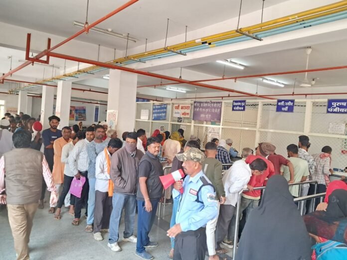 ओपीडी का सर्वर डाउन, हाथ से काटी पर्चियां:  खंडवा जिला अस्पताल में 1800 पेशेंट पहुंचे, सबसे ज्यादा सर्दी-खांसी - Khandwa News