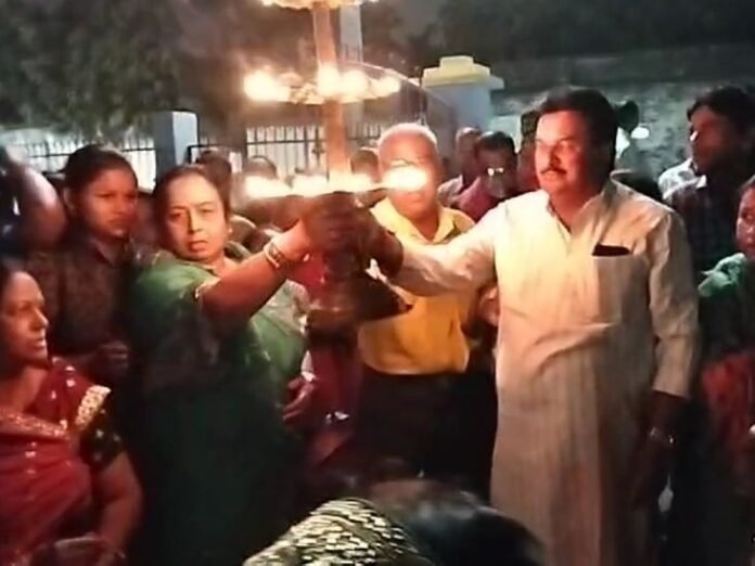 कटिहार के विजय बाबू पोखर पर देव दीपावली का आयोजन:  बड़ी संख्या में श्रद्धालुओं ने की गंगा आरती, प्रसाद का भी हुआ वितरण - Katihar News