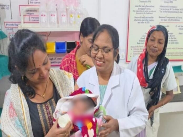 कोंडागांव में नवजात को सड़क किनारे छोड़ गए:  गर्म कपड़े, दूध और डायपर भी रखा मिला; अस्पताल में नर्स-डॉक्टर कर रहे देखभाल - Kondagaon News