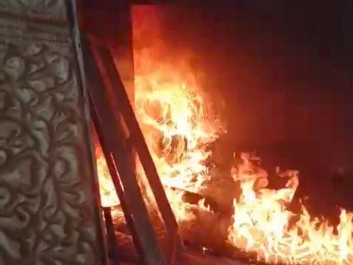 खुजनेर के टेंट हाउस गोदाम में लगी आग:  टेंट व्यवसायी का 25 लाख का सामान जला; युवाओं ने टैंकरों की मदद से पाया काबू - rajgarh (MP) News