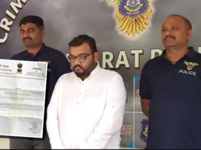 गुजरात में अब नकली आईएएस अफसर पकड़ाया:  नौकरी दिलाने के नाम पर की ठगी, 2 इनोवा कार किराए पर लेकर सायरन लगवाए - Gujarat News