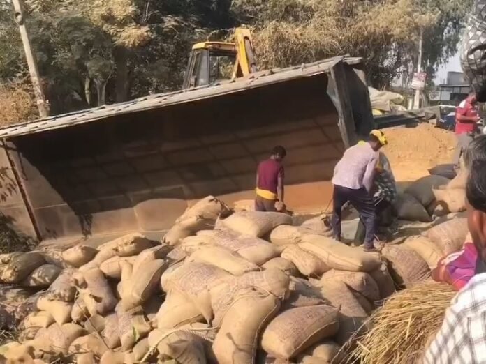 गुरदासपुर में नहर में पलटी ट्रैक्टर ट्राली:  चालक और साथी ने कूदकर बचाई जान, धान की बोरियों से भरी थी - Gurdaspur News