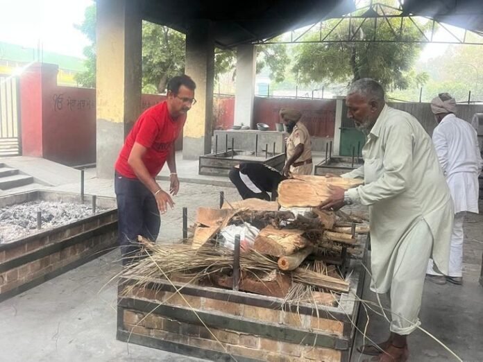 जगराओं का विशाल करता है लावारिस लाशों का संस्कार:  कोरोना कॉल से शुरू की सेवा, अस्थि विसर्जन से लेकर तर्पण खुद ही करते हैं - Jagraon News