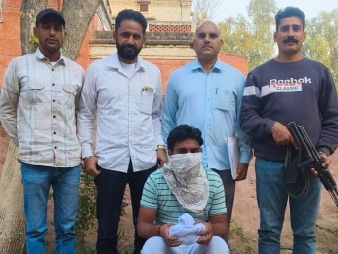 जींद में नशा तस्कर गिरफ्तार:  नशीली गोलियां बरामद; ग्राहकों के इंतजार में खड़ा था, पुलिस को देखकर भागने की कोशिश - Jind News