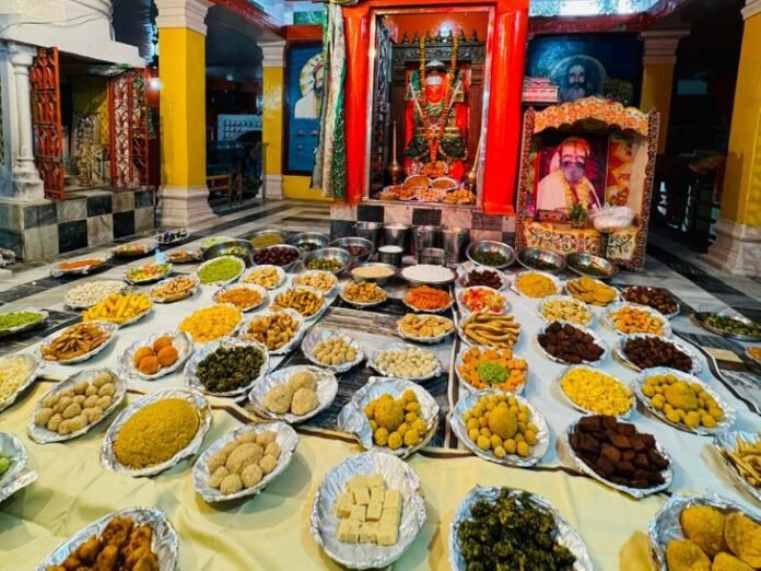 टीकमगढ़ के धजरई हनुमान मंदिर में गोवर्धन पूजा:  अन्नकूट महोत्सव के साथ भगवान को लगाया छप्पन भोग, सुंदरकांड पाठ का हुआ आयोजन - Tikamgarh News