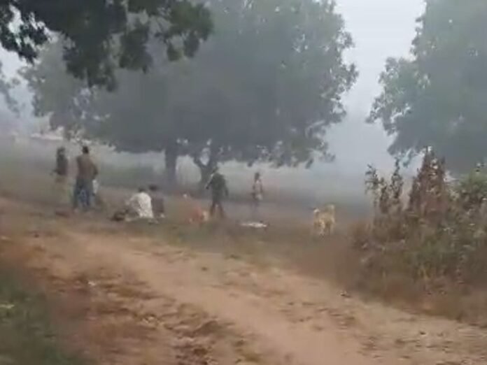 टीकमगढ़ में जमीनी विवाद को लेकर मारपीट:  बोरिंग का विरोध करने पर लाठी डंडे से पीटा, चार लोगों के खिलाफ मामला दर्ज - Tikamgarh News