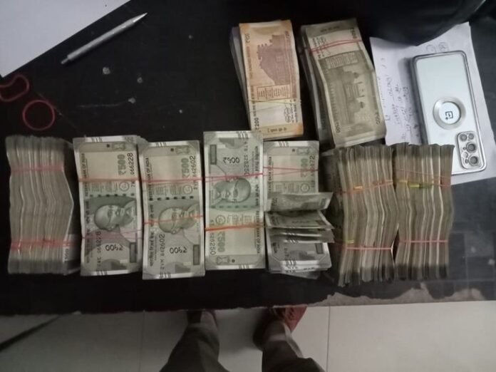 पटना में कार से 19 लाख कैश बरामद:  संदिग्ध को हिरासत में लेकर पूछताछ कर रही है पुलिस, वाहन चेकिंग अभियान के दौरान पुलिस ने पकड़ा - Patna News
