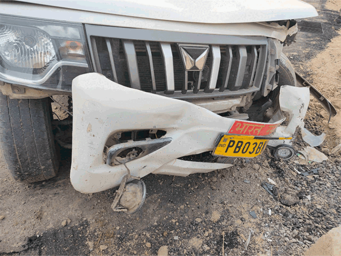 फतेहाबाद में सड़क हादसे में सुरक्षाकर्मी की मौत:  बेकाबू होकर पुल की दीवार से टकराई बोलेरो; पशुओं को बचाने के चक्कर में हादसा - Fatehabad (Haryana) News