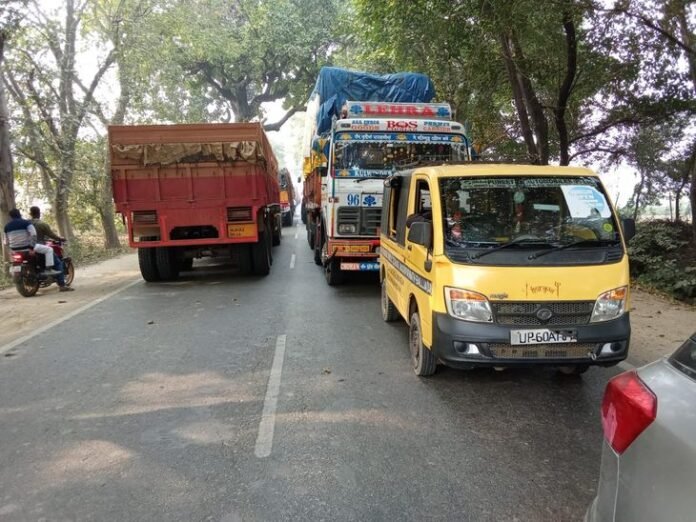 बलिया में लगा 20 किमी लम्बा जाम:  भरौली गोलम्बर से गाजीपुर के कुंडेश्वर तक लंबी लाइन, 14 घंटे तक फंसे रहे वाहन - Ballia News