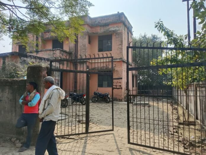 बस्ती में डीएम के निर्देश पर भी नहीं हुआ पोस्टमॉर्टम:  रात भर इंतजार करते रहे परिजन, डॉक्टर ने सुरक्षा का हवाला दिया - Basti News