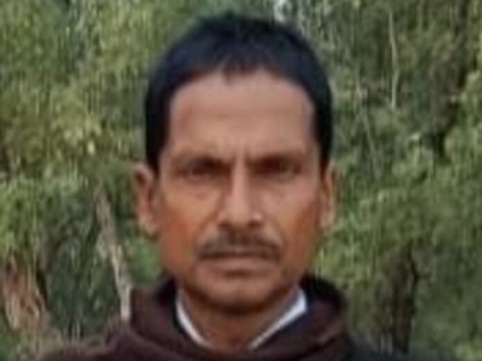 बारातियों की कार पेड़ से टकराई, 1 की मौत:  सामने से आ रहे पिकअप के कारण अनियंत्रित हुई गाड़ी, हादसे में पांच लोग घायल - Begusarai News