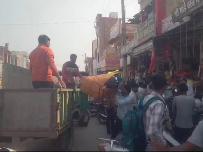 भूना में नपा ने उठाया दुकानों के बाहर रखा सामान:  दुकानदारों-कर्मियों में तीखी बहस; पुलिस रही तैनात, ट्रैक्टर-ट्राली लेकर पहुंची थी टीम - Fatehabad (Haryana) News