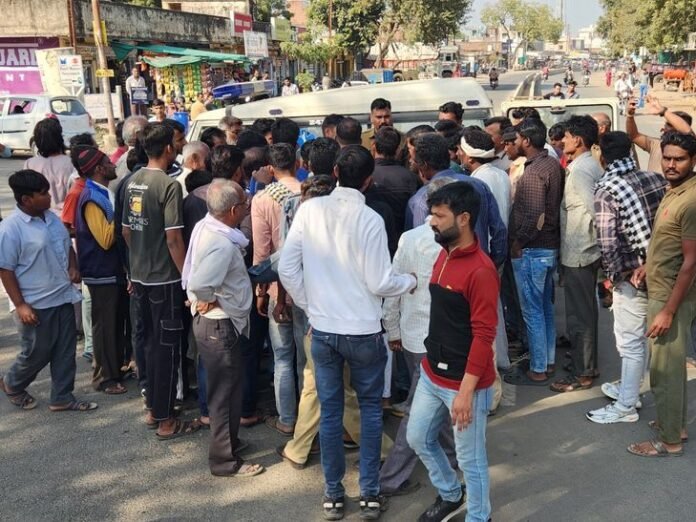 युवक ने जहर खाकर की आत्महत्या, सुसाइड नोट छोड़ा:  कुछ लोगों पर लगाया परेशान करने का आरोप; परिजनों ने सड़क पर लगाया जाम - Mandsaur News
