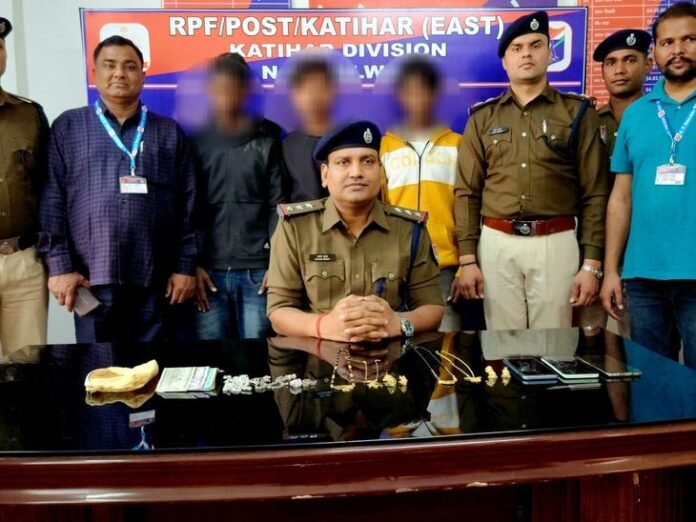 रेल यात्रियों के सामान चोरी करने वाला 3 चोर गिरफ्तार:  रेल मदद पर शिकायत मिलते ही कटिहार आरपीएफ ने की कार्रवाई, पुलिस को किया सुपुर्द - Katihar News