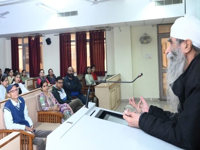 रोहतक MDU में विशेषज्ञ व्याख्यान कार्यक्रम का आयोजन:  IIT रुड़की के रिटायर्ड प्रोफेसर पहुंचे, रंधावा बोले- शैक्षणिक और पेशेवर यात्रा में इनोवेटिव अप्रोच अपनाएं - Rohtak News