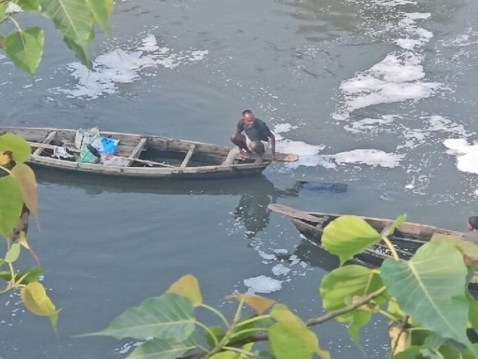 लखनऊ के गोमती नदी में मिला अज्ञात युवक का शव:  जींस-शर्ट पहने युवक का शव मिला, पहचान जारी; स्थानीय लोगों की सूचना पर गोताखोरों की मदद से निकाला गया शव - Lucknow News