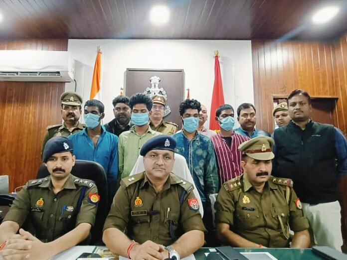 लखनऊ में शटर तोड़कर चोरी करने वाले चार गिरफ्तार:  पटाखे के शोर का फायदा उठाकर की थी घटना, असम में बेच देते चोरी के जेवर - Lucknow News