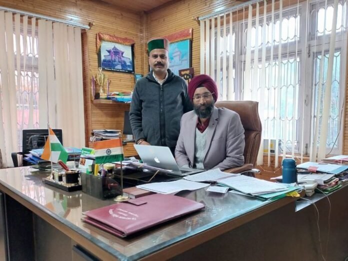 शिमला में भालू ने गाय पर किया जानलेवा हमला:  गोशाला तोड़कर घुसा अंदर, ग्रामीणों ने वन विभाग से की पिंजरा स्थापित करने की मांग - Rampur (Shimla) News