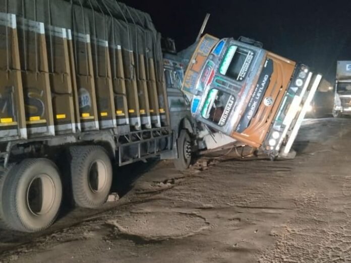 शिवपुरी बायपास पर हादसों का सिलसिला जारी:  एक साल से हाइवे की एक पट्टी बंद; 7 दिनों में तीन दुर्घटनाएं, दो ने गंवाई जान - Shivpuri News