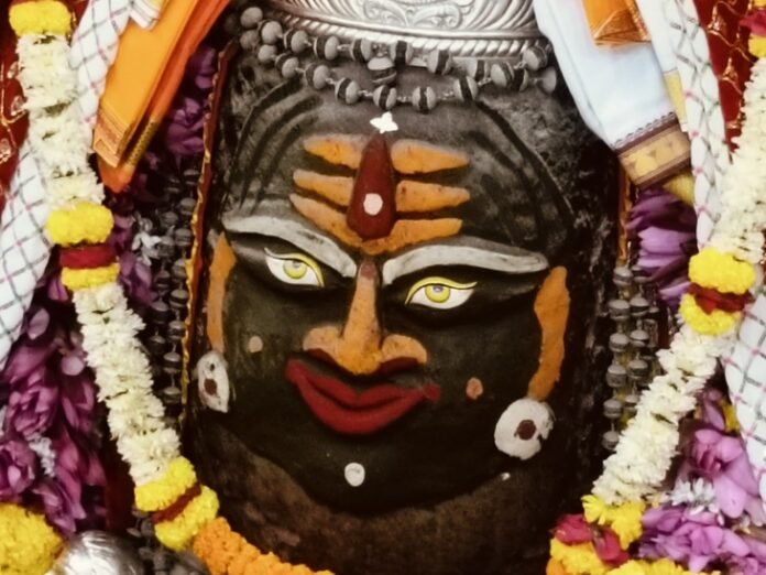 शुक्रवार के भस्म आरती दर्शन:  भांग, सिंदूर और त्रिपुण्ड अर्पित कर बाबा महाकाल का श्रृंगार - Ujjain News