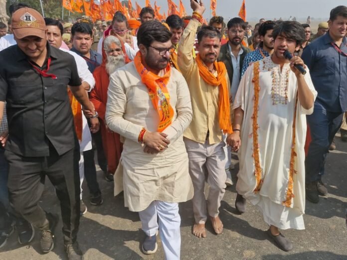 सनातन हिंदू एकता यात्रा में शामिल हुए सांसद साहू:  पंडित धीरेंद्र शास्त्री से की 20 मिनट बात, 5 किमी यात्रा में भी चले - Chhindwara News