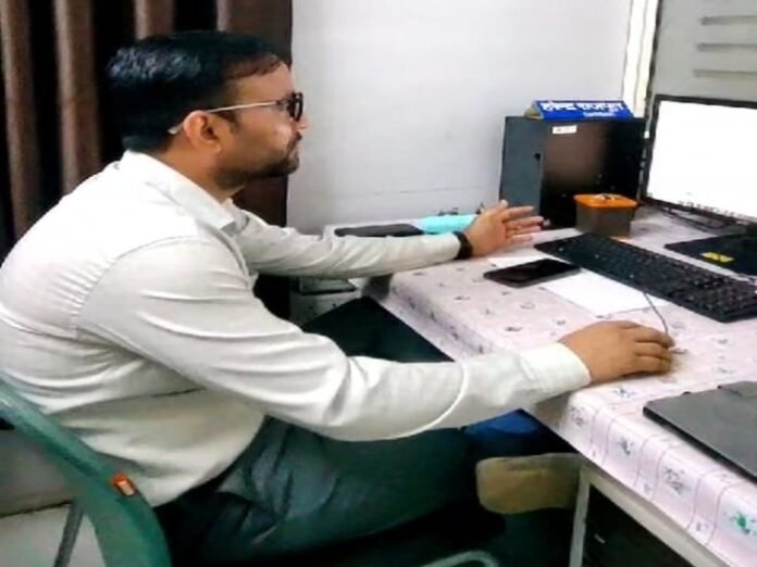 समझदारी से ठगों का शिकार होते बचा ऑफिसर:  रिटायर्ड नारकोटिक्स ऑफिसर पत्नी सहित हुए डिजिटल अरेस्ट, पुलिस ने 24 घंटे में मुक्त कराया - Gwalior News