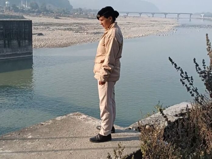 सिरमौर में युवती ने नदी में लगाई छलांग:  सीढ़ियों पर लिखी 'सॉरी मां', कूदने से पहले बैठकर रोई; किनारे पर छोड़ी निशानी - Paonta Sahib News