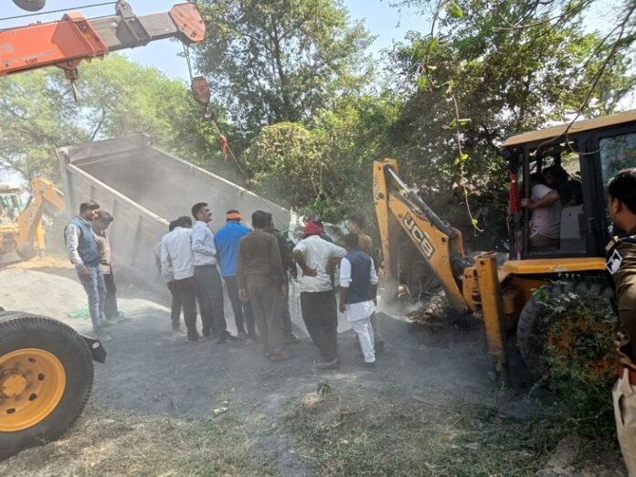 सीहोर में तेज रफ्तार डंपर के नीचे दबे तीन लोग:  क्रेन और जेसीबी की मदद से एक शव निकाला, दो का रेस्क्यू जारी - Sehore News