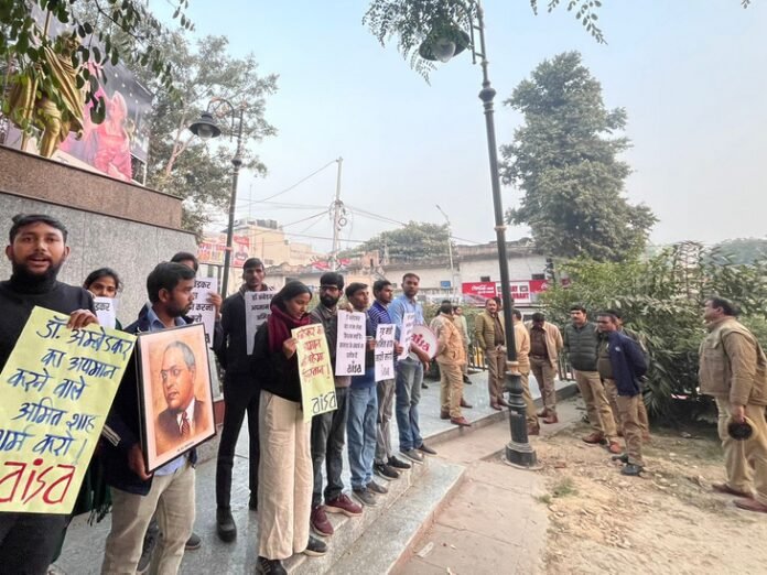 अमित शाह के बयान के विरोध में आइसा का प्रदर्शन:  गृह मंत्री ने डॉ. अंबेडकर का नाम लेकर दिया था सदन में बयान - Prayagraj (Allahabad) News