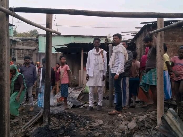 आग लगने से 9 घर जलकर राख:  किशनगंज में लाखों का नुकसान, इलाके में मची अफरा तफरी - Kishanganj (Bihar) News