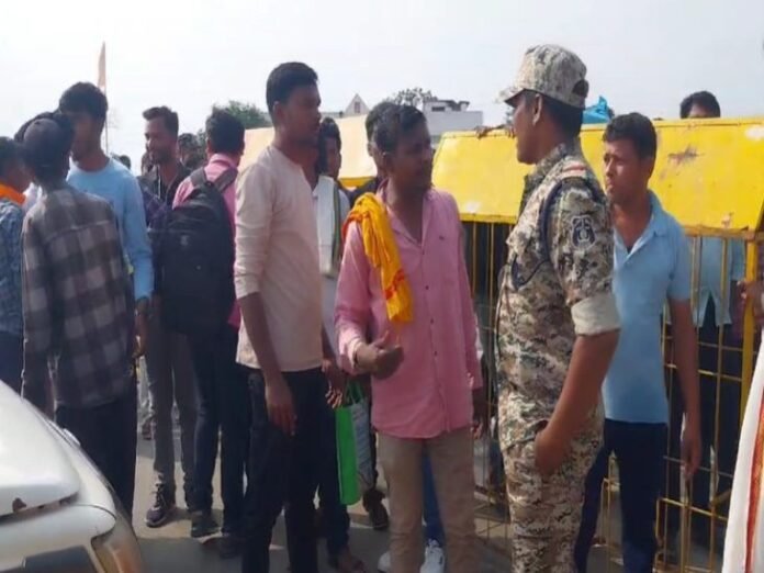 आरक्षण कटौती के विरोध में OBC वर्ग का चक्काजाम:  कांकेर में 2 घंटे तक थमे रहे बस-ट्रकों के पहिए; एम्बुलेंस-स्कूल वाहन को दिया रास्ता - Kanker News