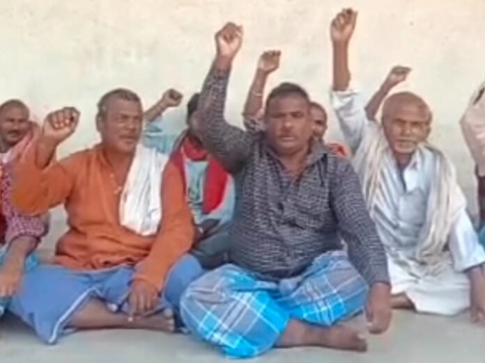 खाद्य निगम के गोदाम में लोडिंग-अनलोडिंग ठप:  बेगूसराय में विभिन्न मांगों को लेकर धरने पर मजदूर, अनिश्चितकालीन हड़ताल की धमकी - Begusarai News