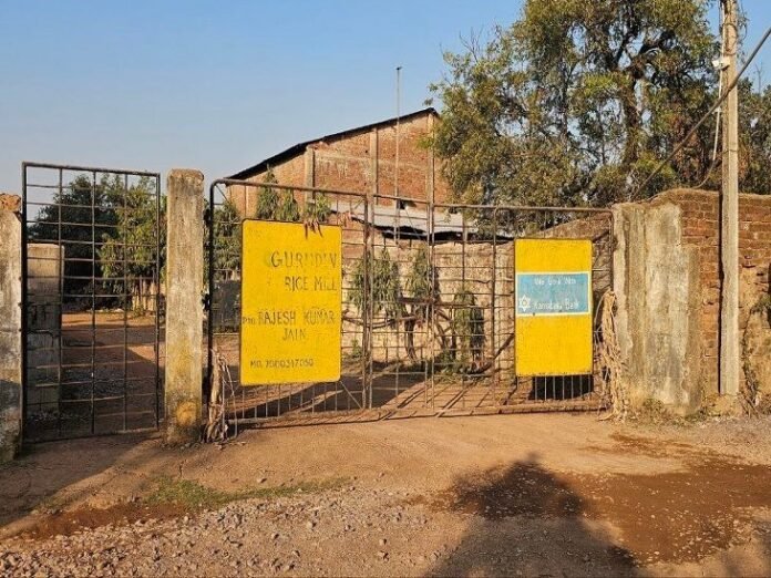गुरुदेव राइस मिल के अंदर से पकड़ाया पीडीएस चावल:  फूड इंस्पेक्टर ने पुलिस की सुपुर्दगी में रखवाया, नान की टीम करेगी जांच - durg-bhilai News