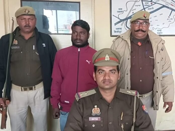 चंदौली पुलिस ने 15 हजार के इनामी अपराधी को पकड़ा:  गैंगेस्टर और आर्म्स एक्ट सहित कई मुकदमें हैं दर्ज - Chandauli News