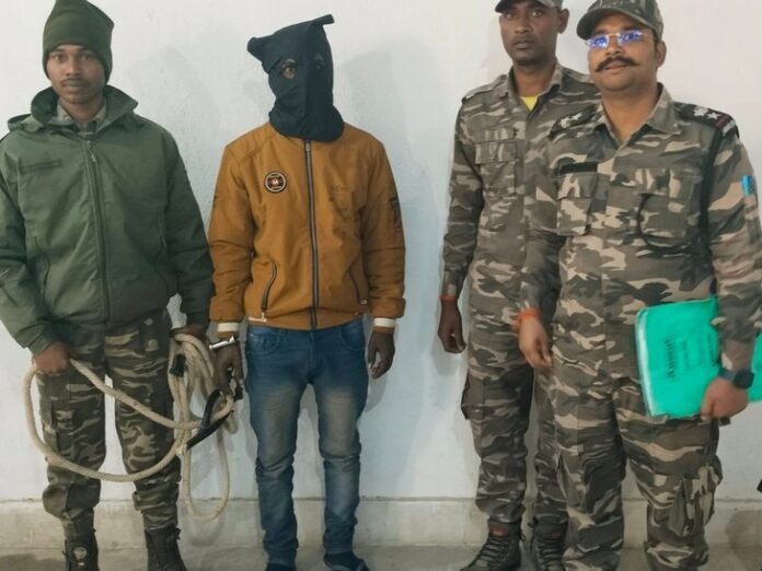 जेजेएमपी का एक उग्रवादी गिरफ्तार:  पुलिस ने घेराबंदी कर किया गिरफ्तार, लातेहार थाना में दर्ज हैं कई मामले - latehar News