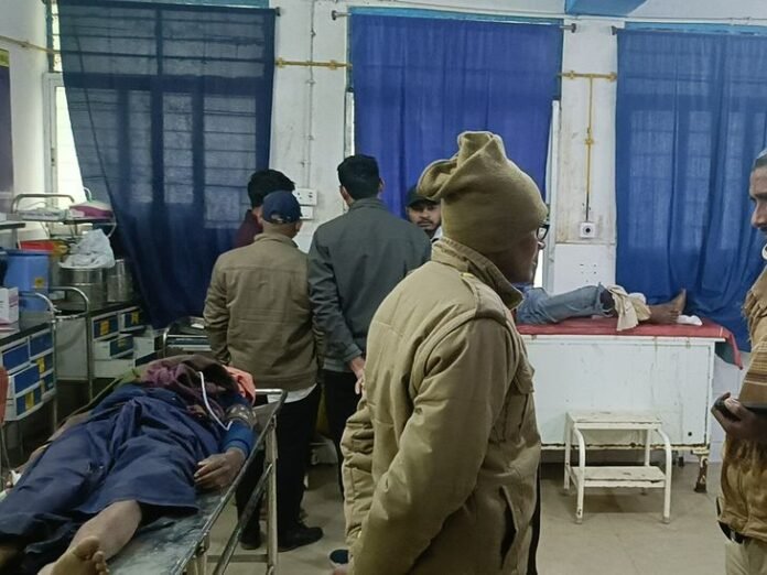 दो पक्षों में मारपीट; 8 लोग जख्मी, दो रेफर:  जमुई में गंदा पानी फेंकने को लेकर हुआ था विवाद, दोनों ओर से चले लाठी और डंडे - Jamui News