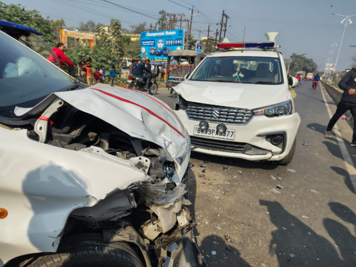 पूर्णिया में कार-पुलिस वैन की टक्कर:  एयरबैग खुलने से बची कार सवार लोगों की जान, रॉन्ग साइड से आ रही था पुलिस वाहन - Purnia News