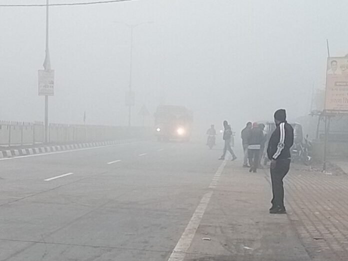 प्रतापगढ़ में छाया घना कोहरा:  ठंड के चलते लोग रजाई ओढ़ कर घर में बैठे, हाइवे पर वाहनों की रफ्तार हुई धीमी - Pratapgarh News