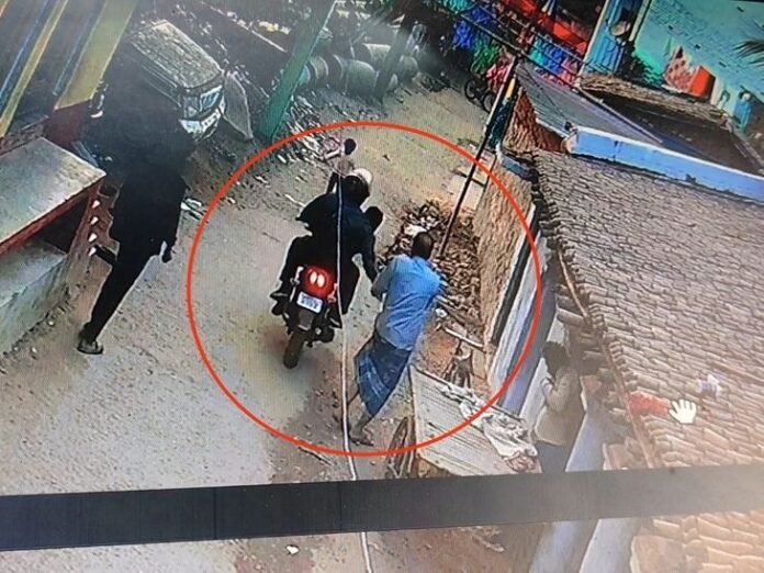फतुहा में बुजुर्ग से 90 हजार की छिनतई:  बाइक पर दो लोग सवार थे, सीसीटीवी में बैग झपटते हुए दिखा आरोपी - Patna News